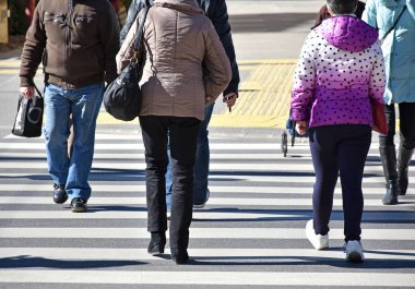 İnsanlar yaya geçidi yürüyor