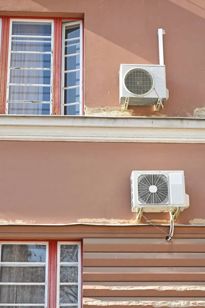 Acondicionadores de aire en la pared de un edificio — Foto de Stock