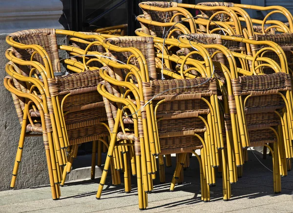 Apilar sillas al aire libre — Foto de Stock