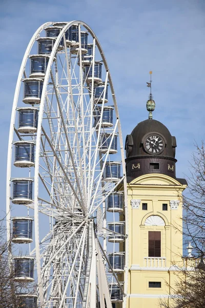 Ferris wheel next to the church tower — Stock Photo, Image