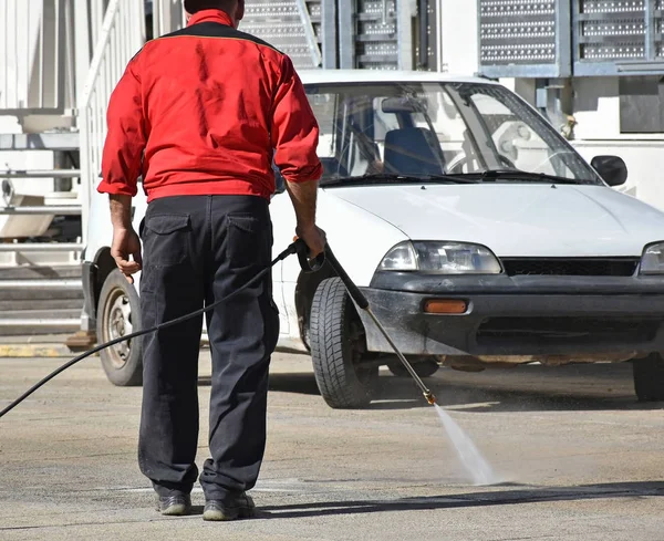 Человек готов мыть машину на открытом воздухе — стоковое фото