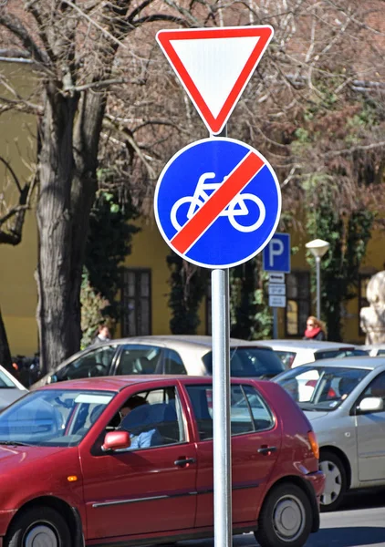 Rendimento e fim dos sinais da estrada da bicicleta — Fotografia de Stock