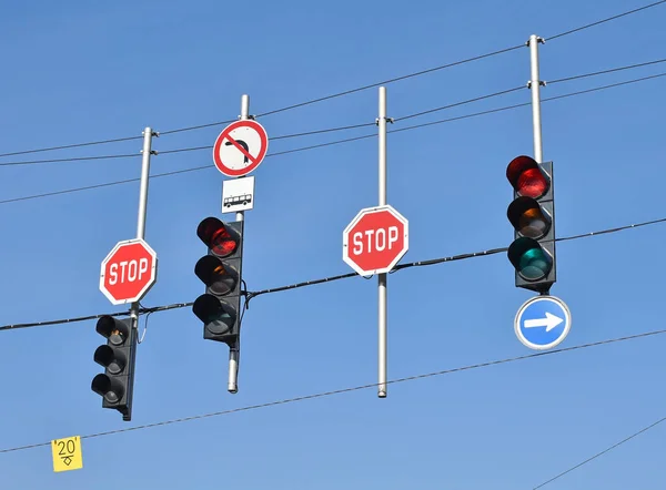 Segnali di stop e semafori all'incrocio stradale — Foto Stock