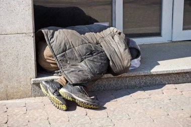 evsiz bir adam sokakta yatıyor.