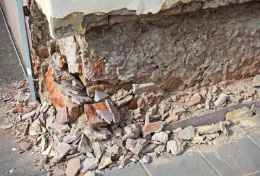 eski bir binanın yıkık tuğla duvar