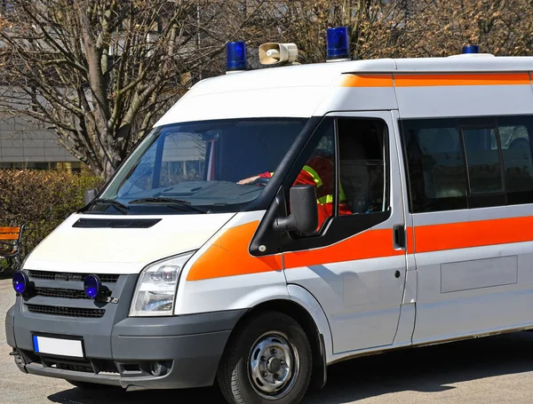 Sokakta ambulans var. — Stok fotoğraf