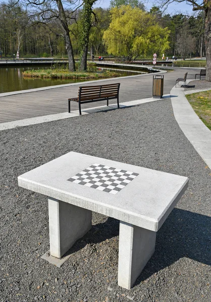 Mesa de ajedrez al aire libre en el parque — Foto de Stock