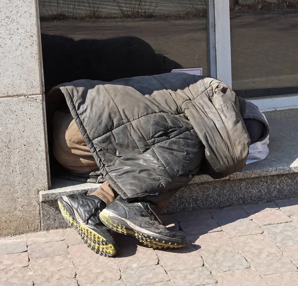 Un vagabundo duerme en la calle — Foto de Stock