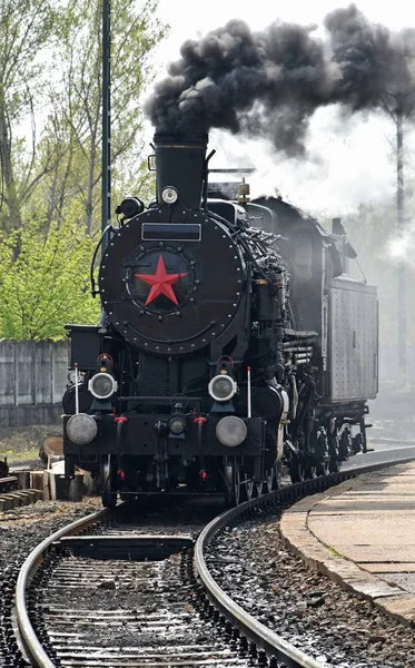 Oude locomotief op het spoor — Stockfoto