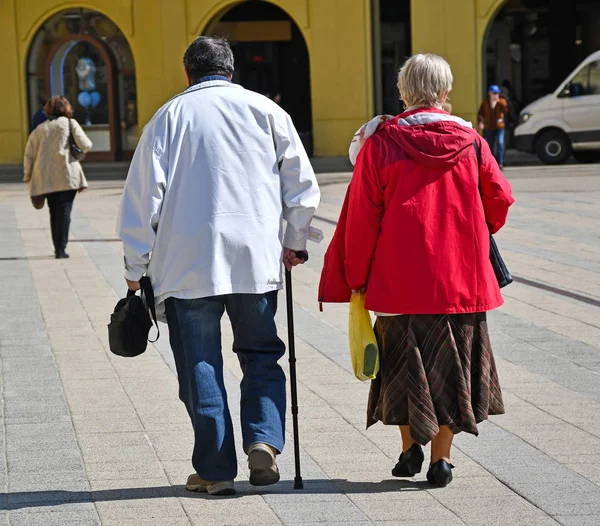 Люди пожилого возраста идут по городской улице — стоковое фото