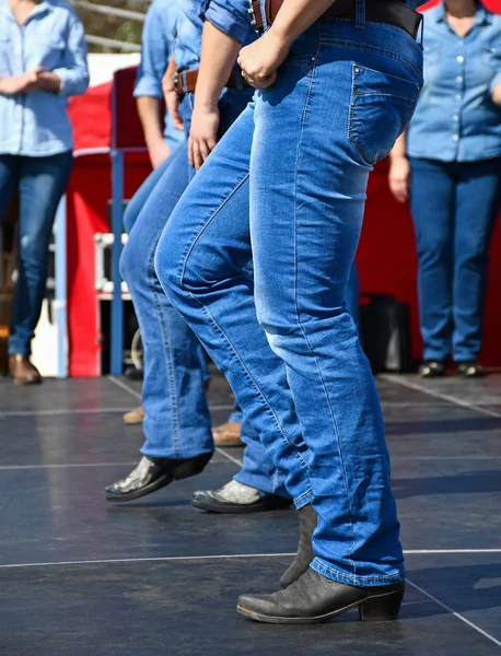 Batı dansçılar açık havada dans