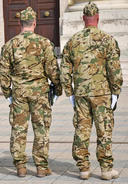 Soldaten stehen im Freien — Stockfoto