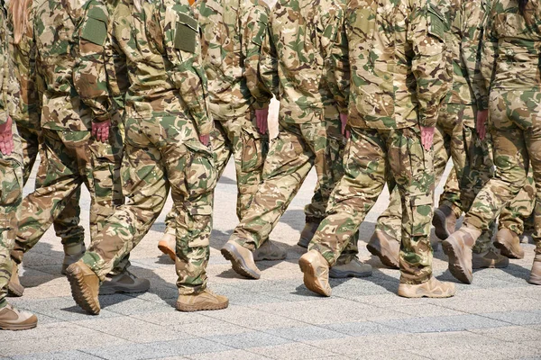 Soldater marscherar på gatan — Stockfoto