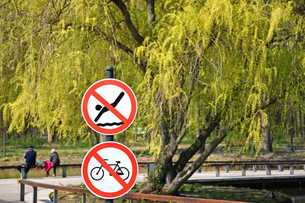 Ingen cykling och ingen simning trafikskyltar — Stockfoto