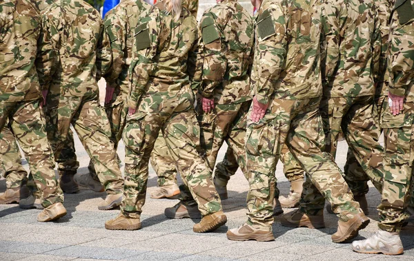Soldados marchando por la calle — Foto de Stock