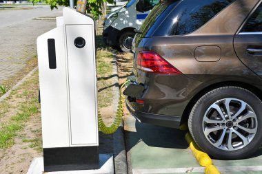 Otoparkta elektrikli araba şarj istasyonu