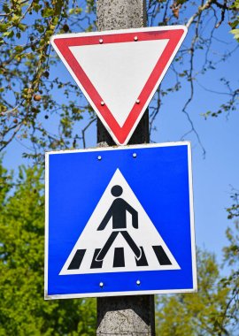 Bir direkte trafik işaretleri bırakın ve teslim olun