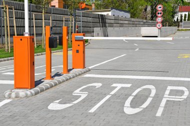 Otopark kapısı ve dur işareti