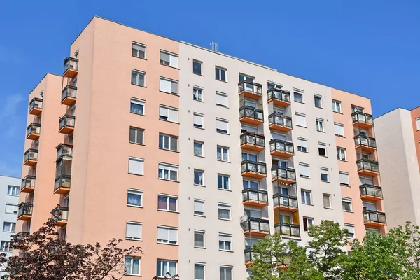 Wysoki budynek apartamentowy w mieście — Zdjęcie stockowe