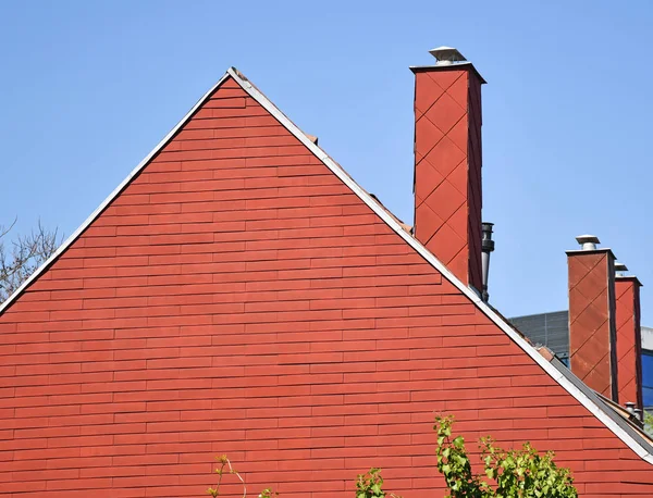 建物の赤い屋根と煙の積み重ね — ストック写真