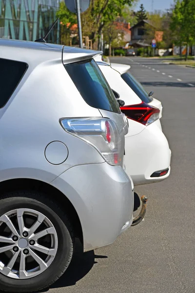पार्किंगमध्ये मोठ्या प्रमाणात गाड्या — स्टॉक फोटो, इमेज