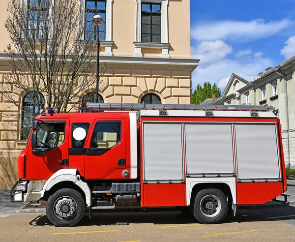 Camion dei pompieri sulla strada della città — Foto Stock