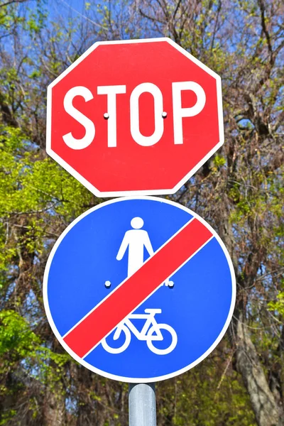 Stopp och på cykel vägtrafikskyltar — Stockfoto