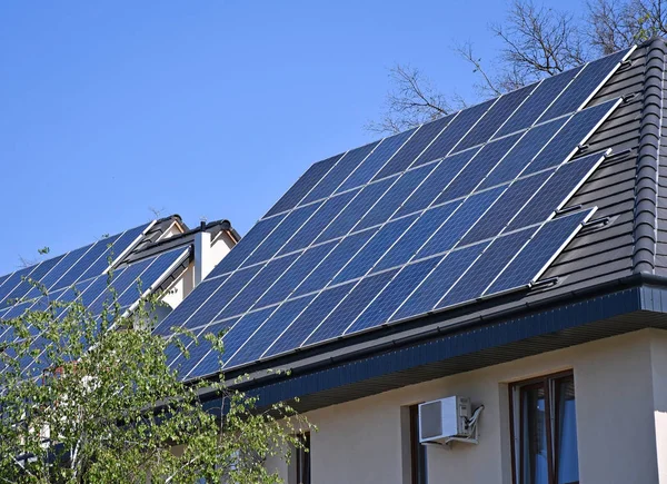 Sonnenkollektoren auf dem Dach eines Gebäudes — Stockfoto