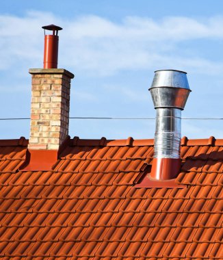 Duman yığınları ile bir evin Çatı