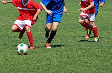 Genç erkek futbol oynayan