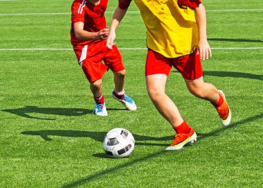 Genç erkek futbol oynayan
