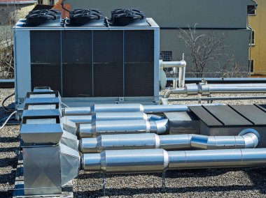 Bir binanın tepesinde endüstriyel klimalar