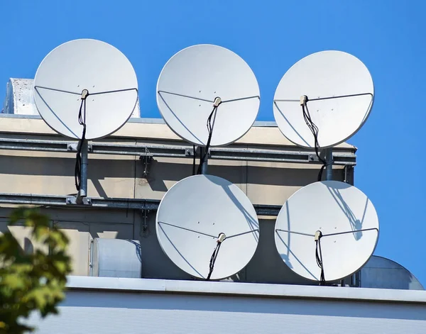 Antennes paraboliques au sommet d'un bâtiment — Photo