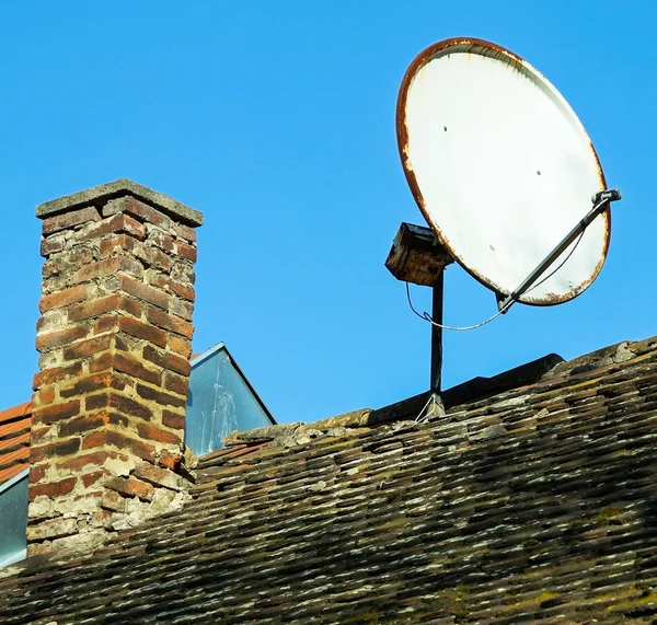 Satellit dish on the top of a roof — Stock Photo, Image