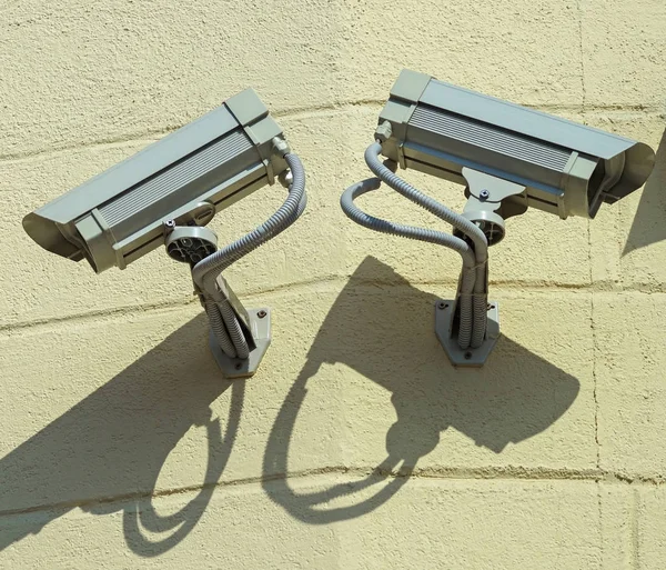 Überwachungskameras an der Wand — Stockfoto