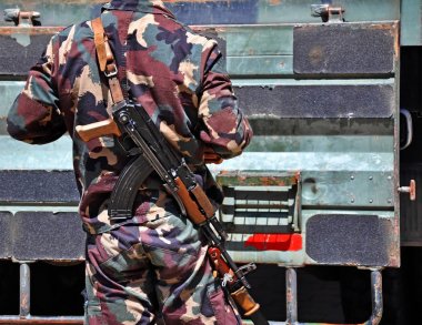 Makineli tüfekli asker