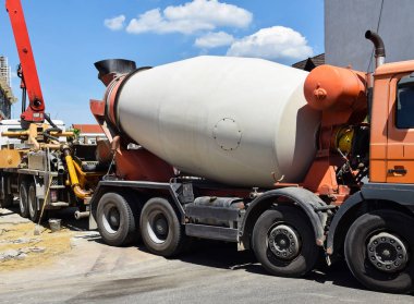 Çimento karıştırıcı inşaat sahasında