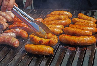 Açık barbekü ızgarada sosis kavurma