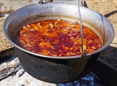 Açık havada bir kazanda gulaş pişirme