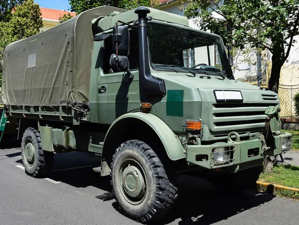 Veículo de caminhão militar na rua — Fotografia de Stock