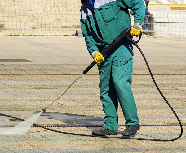 Limpieza de calles con un limpiador de alta presión — Foto de Stock