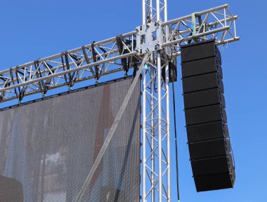 Büyük Led panel ve direk üzerinde hoparlörler
