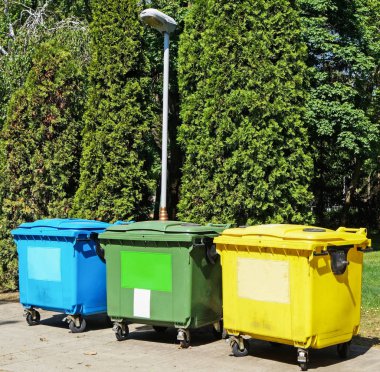 Geri dönüşüm için büyük çöp kutuları