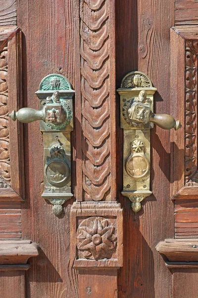 Porta da Grande Igreja na cidade de Debrecen, Hungria — Fotografia de Stock