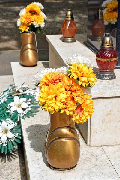 Цветы на надгробии в общественном кладбище — стоковое фото