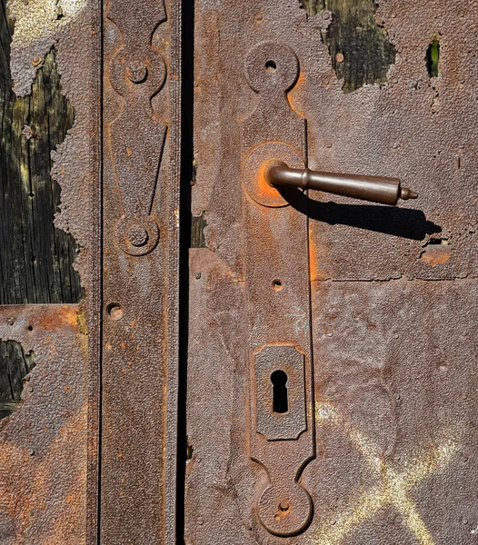 Paslı, metal kapı kolu var.