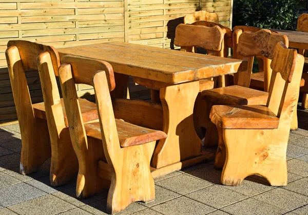 Sillas y mesas de madera al aire libre — Foto de Stock