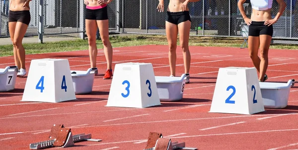 Donne in attesa della partenza alla gara di corsa — Foto Stock