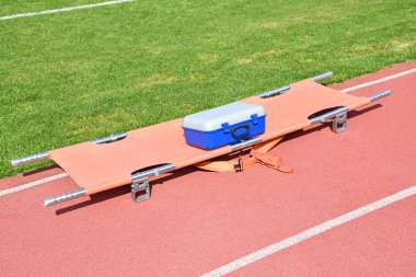 Strecher ve sağlık kiti futbol sahası yanında