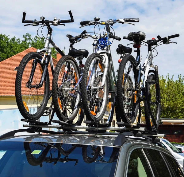 Bicycles on the top of a car — Stock Photo, Image